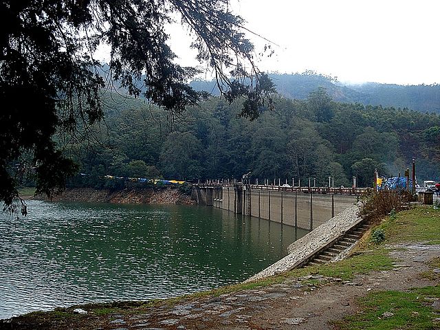 Mattupatti Dam- Mattupetty is situated at a height of 1700 m above sea level. Mattupetty Lake and Dam is a beautiful picnic spot with the panoramic view of the tea plantations and the lake. Boating facilities are available in the reservoir. 