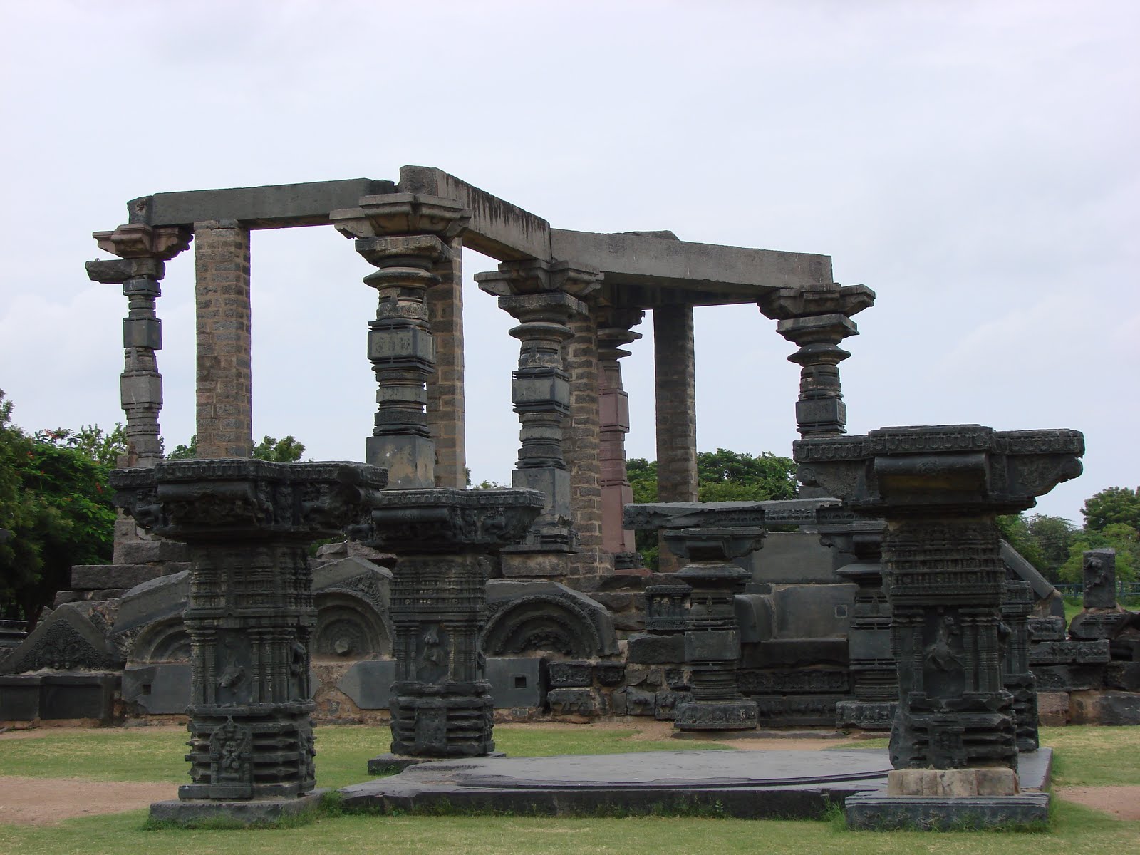 Warangal Fort-Warangal Fort belongs to the 13th century when it was constructed by King Ganapati Deva. The fort was intended to be his second capital. The exquisite carved pillars and arches add attraction to the fort. The fort houses a temple, which is dedicated to Swayambhudevi, Mother Earth.